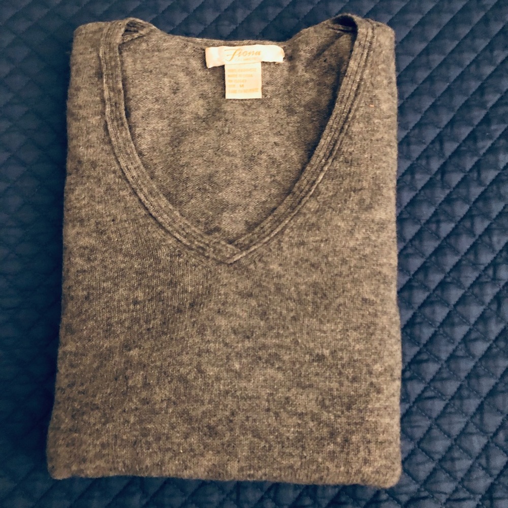 Super soft 100% cashmere Fiona v-neck sweater